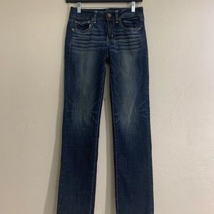 Dark blue super stretch denim jeans.